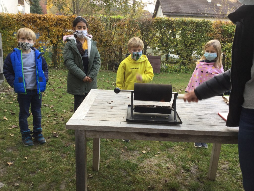 Mann braucht Feuer  zum rösten.