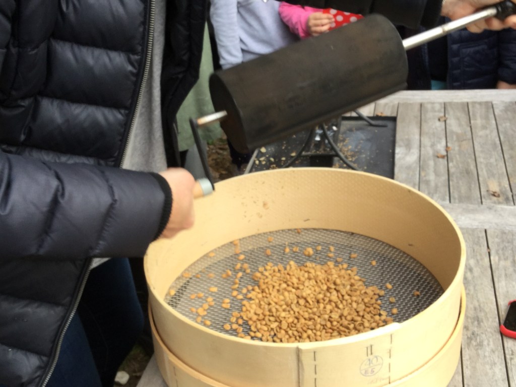 Wir haben die Kaffee- bohnen in das Sieb geschüttet.