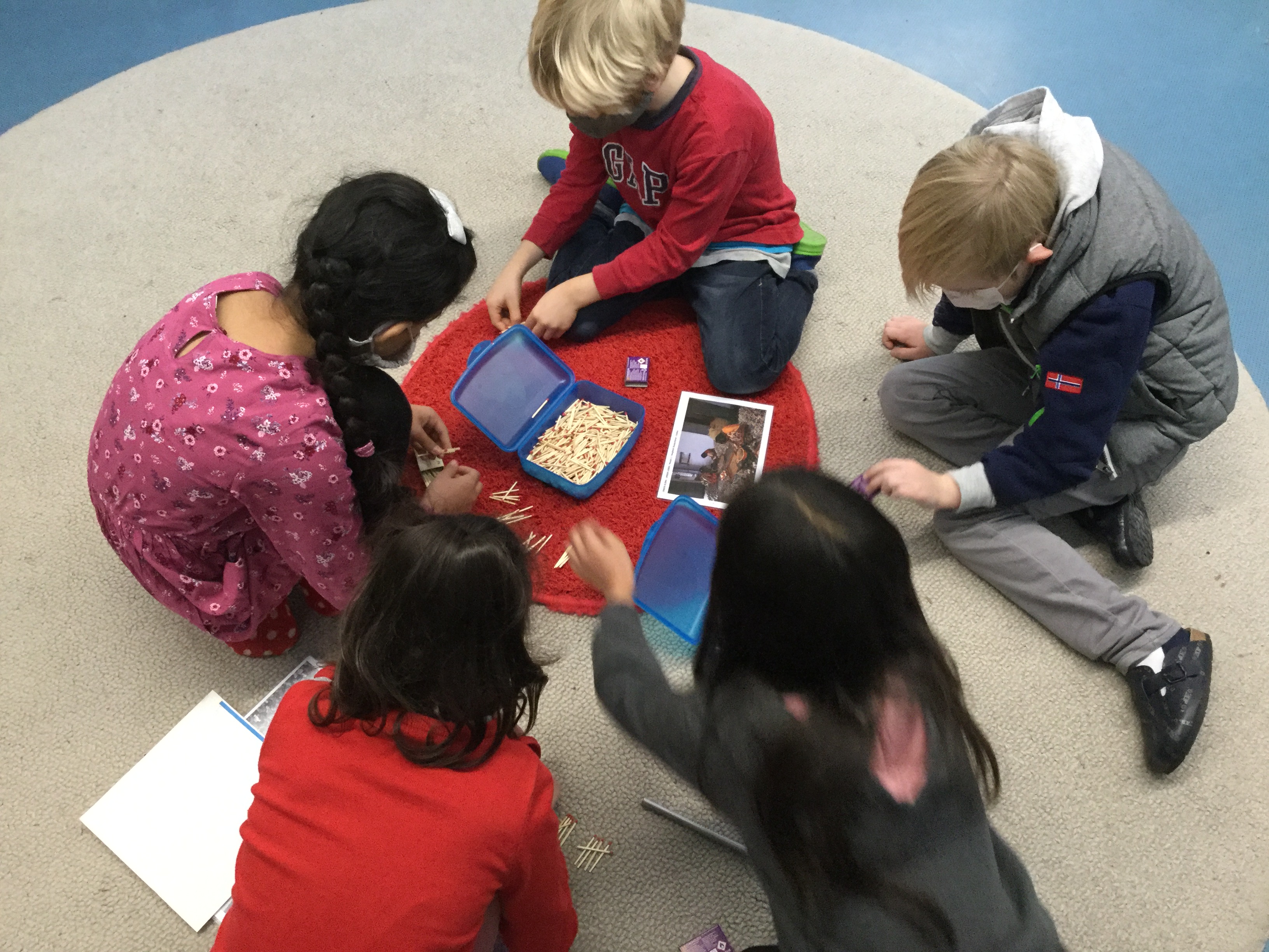 Kinder in Indien müssen Streichhölzer zählen.