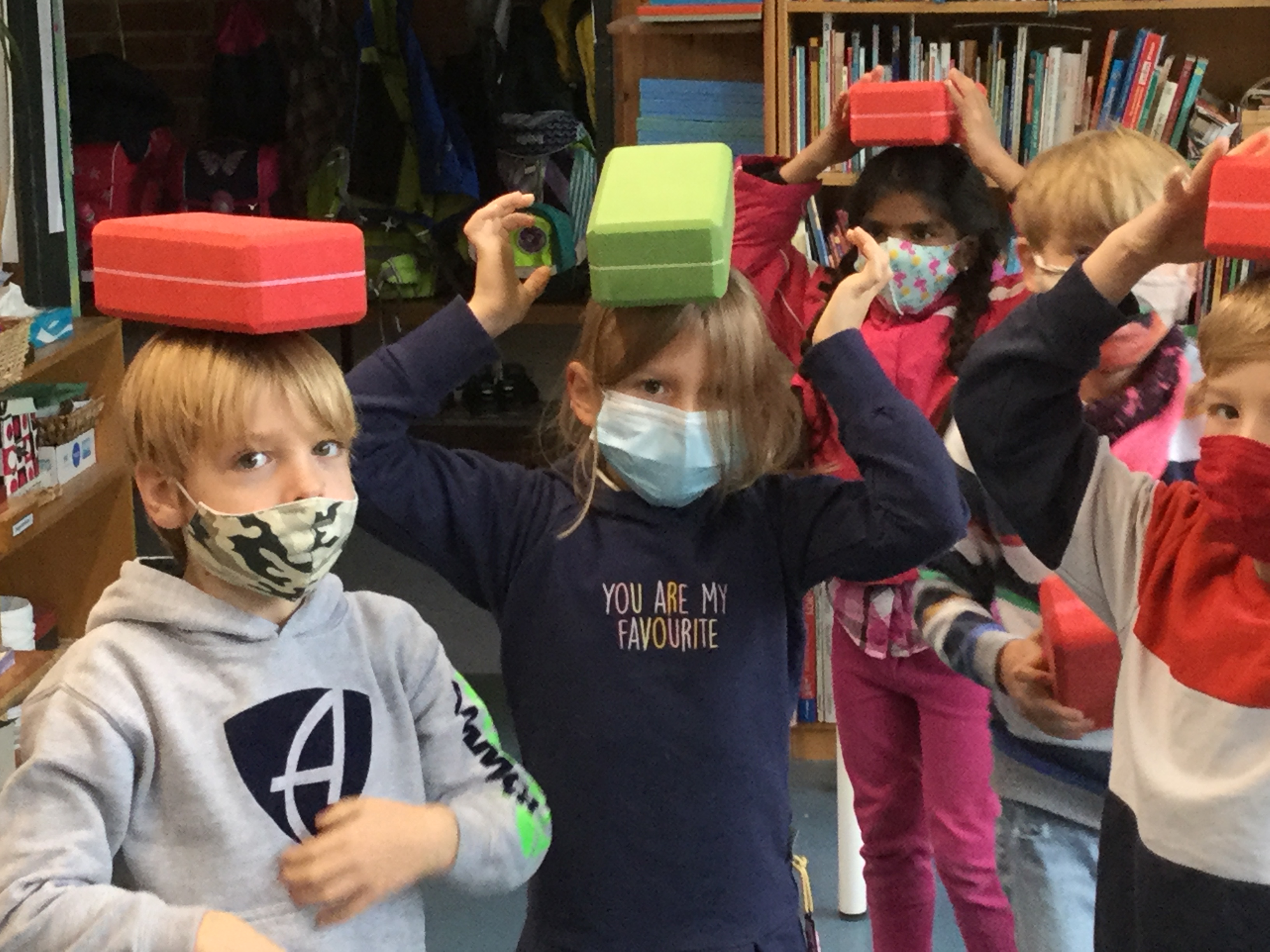 In Indien  müssen Kinder Steine auf ihren Kopf tragen.