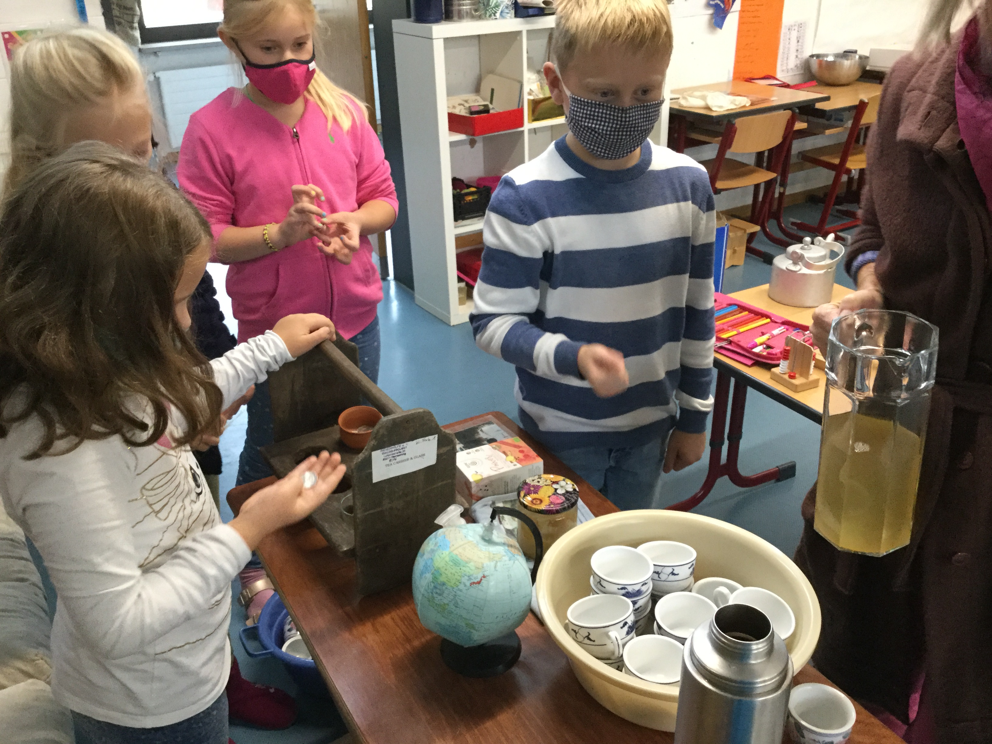 Kinder müssen Tee kochen.