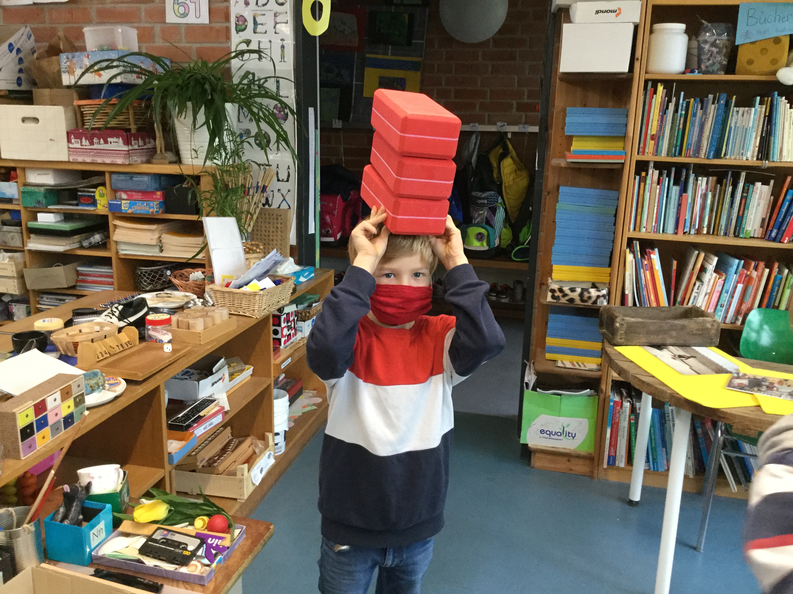 Wir üben mit leichten Steinen in Wirklichkeit sind es Ziegel.