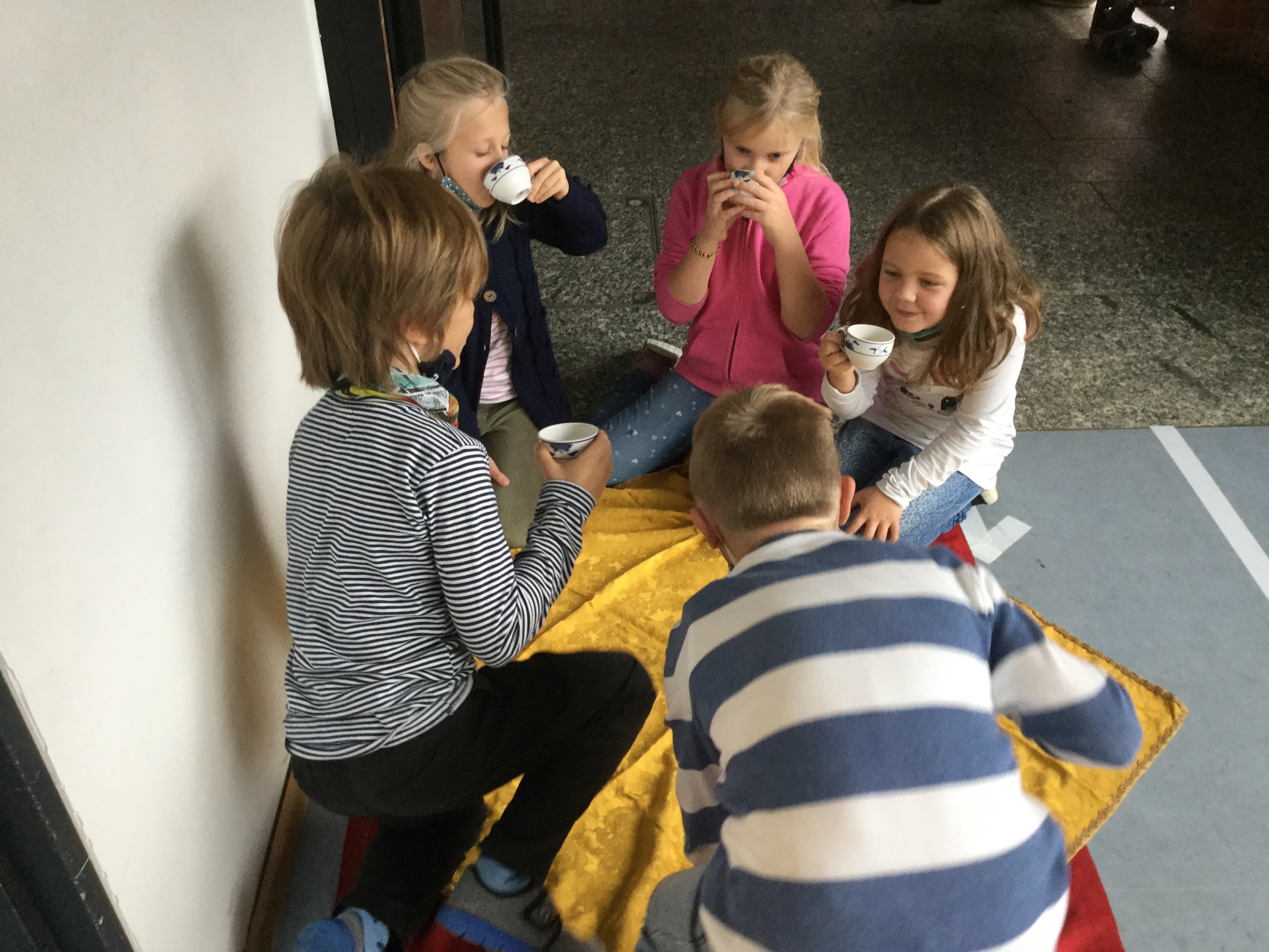 Hier ein Teehaus, es sitzen nur Männer und trinken Tee.