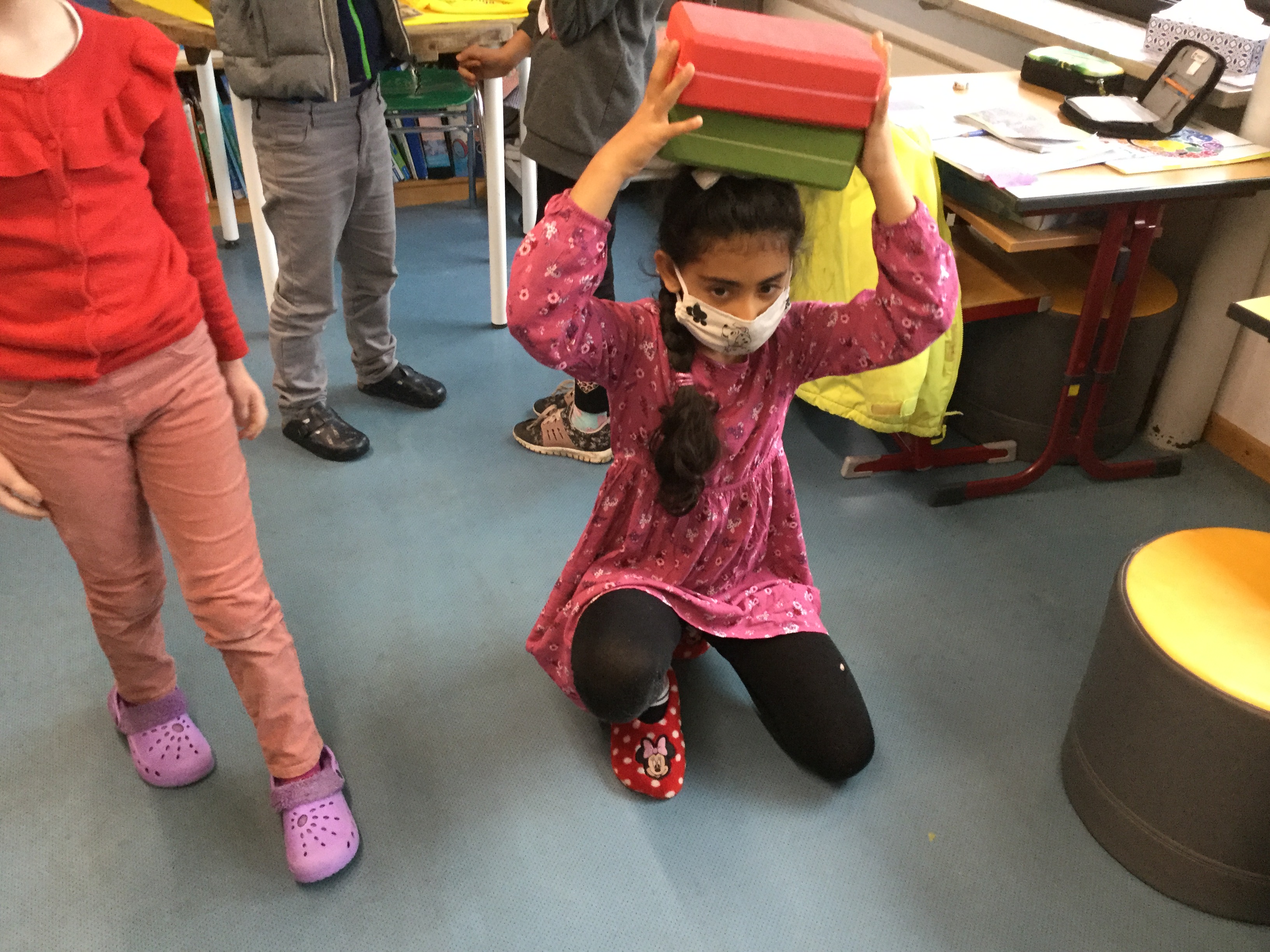 Die Kinder müssen die Ziegel selbst mit der Hand in eine Form drücken.