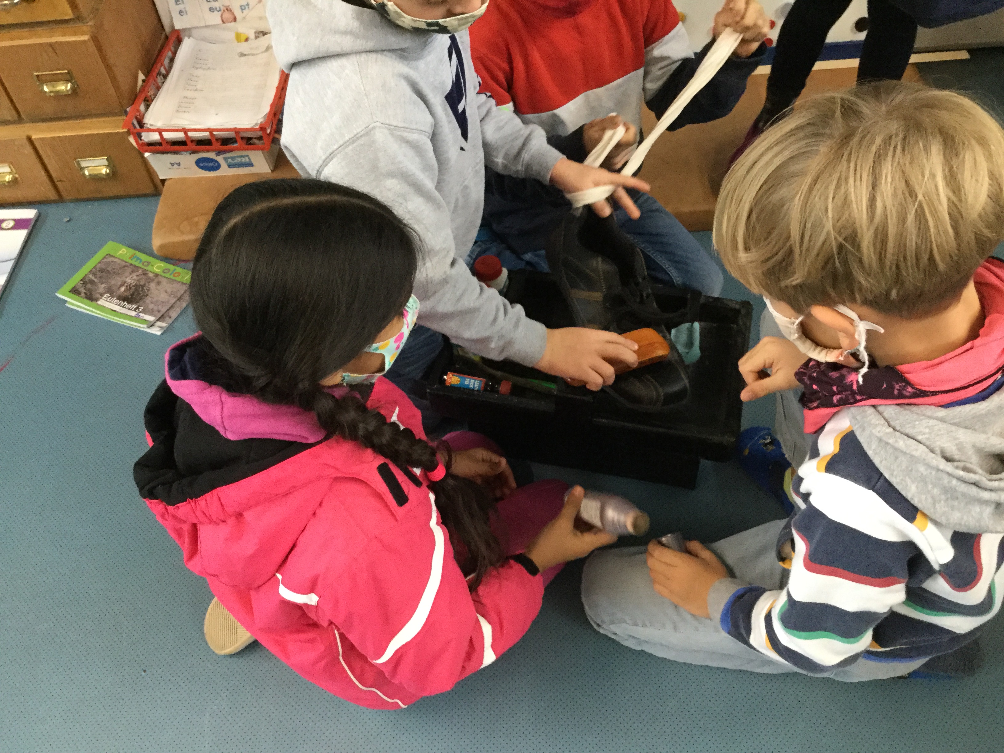 Wir pollieren die Schuhe.