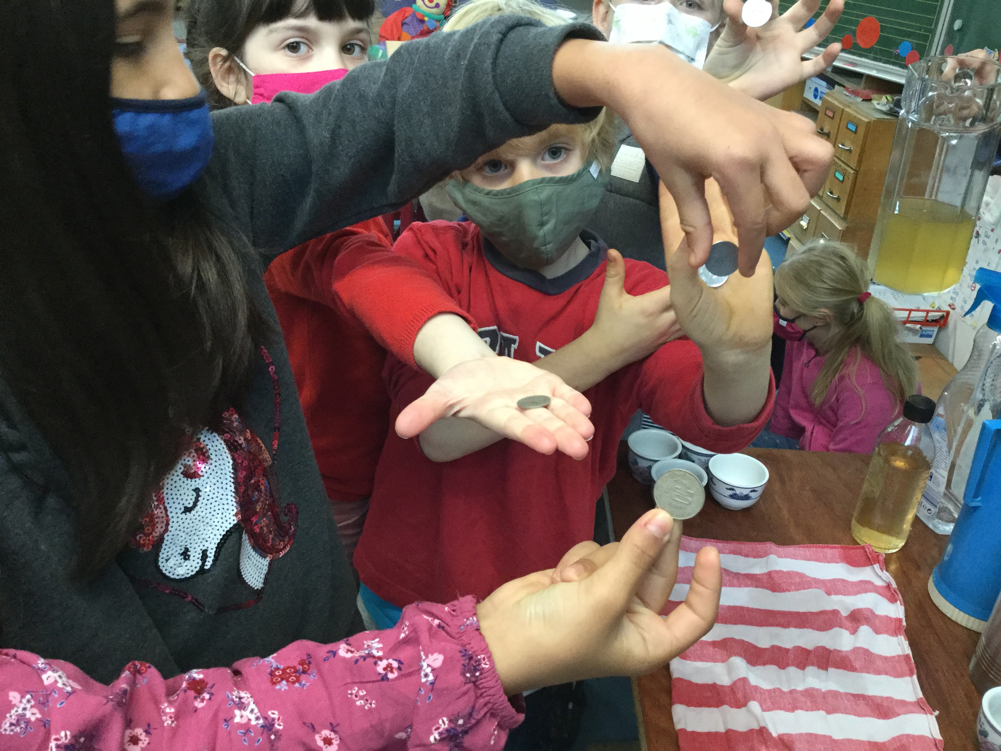 sie geben geld und trinken tee