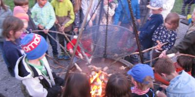Wir hatten Stockbrot gemacht und Maschmelos gegrillt.