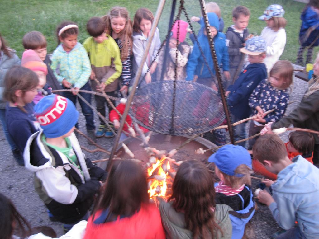 Wir  hatten Stockbrot  gemacht  und  Maschmelos  gegrillt.