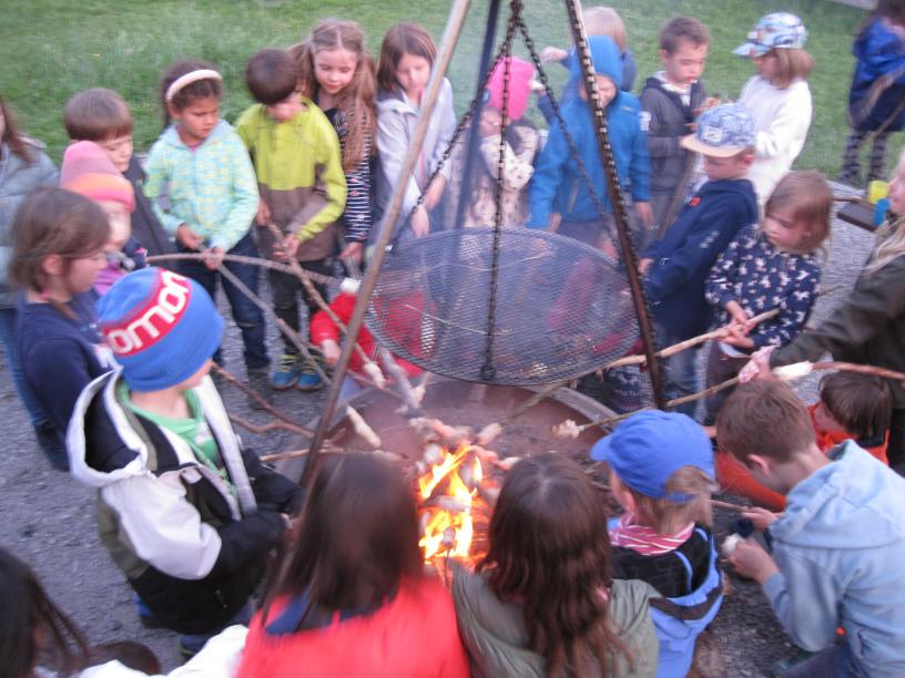 Wir hatten Stockbrot gemacht und Maschmelos gegrillt.